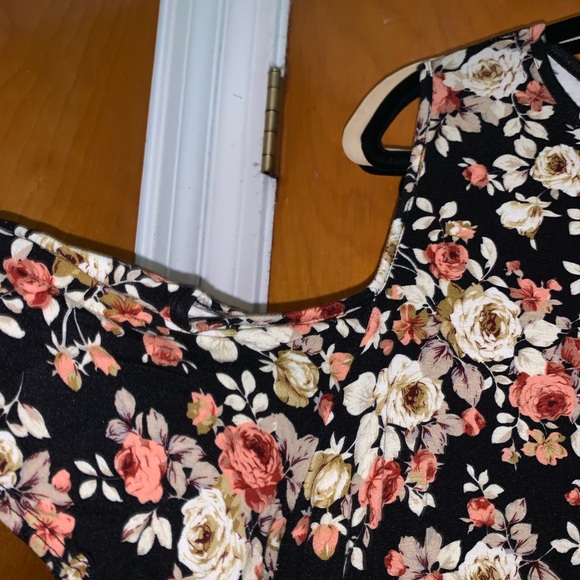 Floral cold shoulder top - Picture 4 of 5